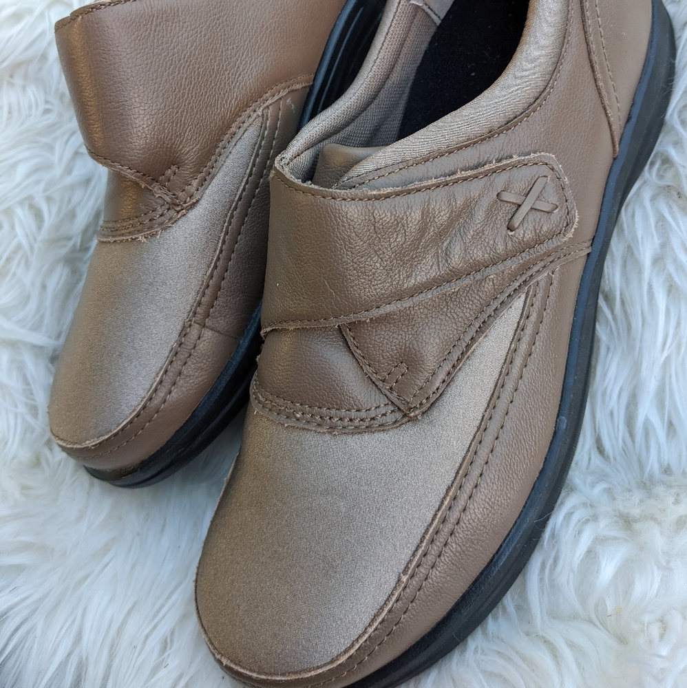 Women's Apex Taupe Tan Leather Velcro Walking Shoes Size 8